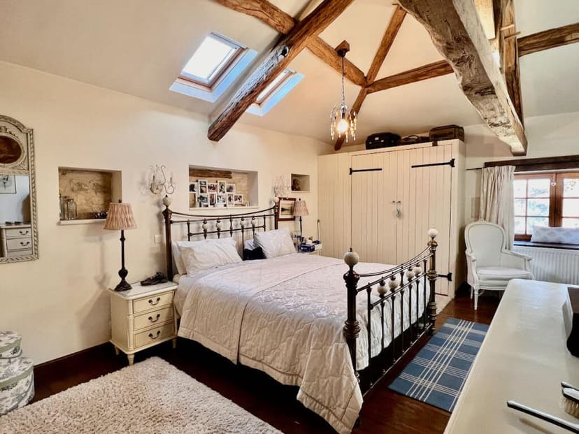 https://media.rightmove.co.uk/property-photo/65e29436c/92147073/65e29436c95a3384c8ee44e24946aca8.jpeg
