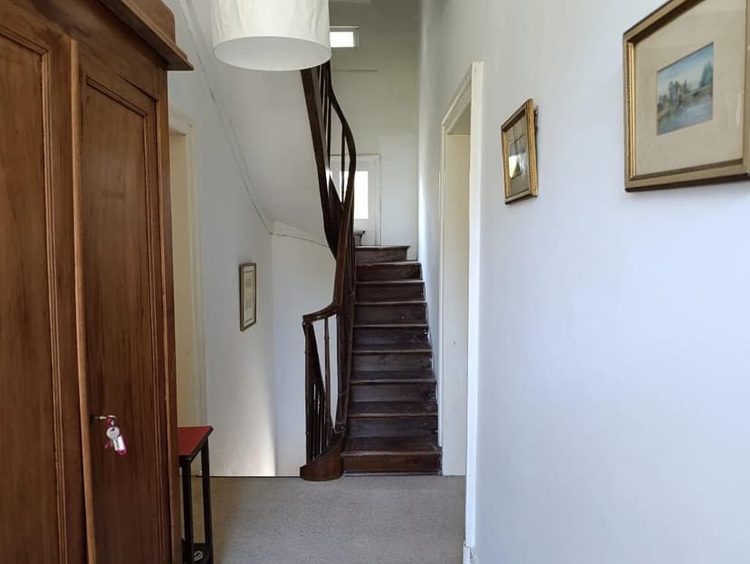 https://media.rightmove.co.uk/property-photo/688b5fc8c/91427943/688b5fc8cf941583946de8ead6a6dfb8.jpeg