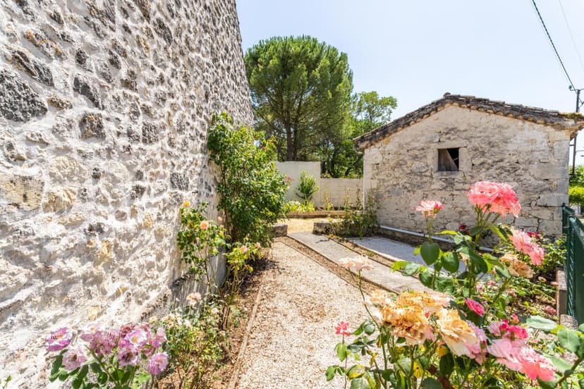 https://media.rightmove.co.uk/property-photo/71f4874bc/91796670/71f4874bc0e3f42e775699840abe767d.jpeg