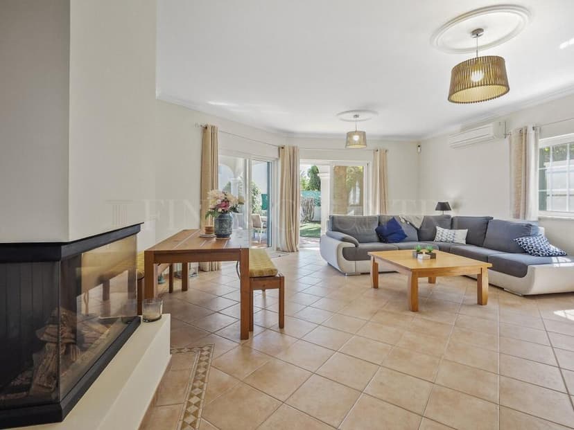 https://media.rightmove.co.uk/property-photo/84a976872/94359786/84a976872c8ee363ed326b610a7b91c5.jpeg