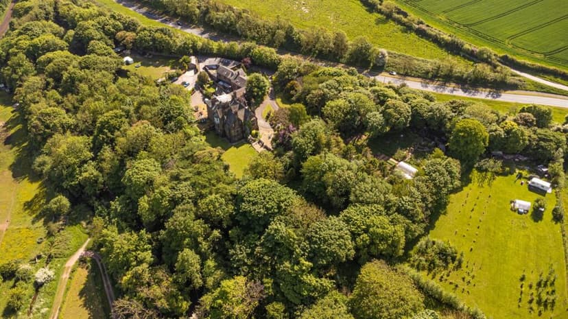 https://media.rightmove.co.uk/property-photo/883feae4f/168848435/883feae4f00a68d09f494e3352288b28.jpeg