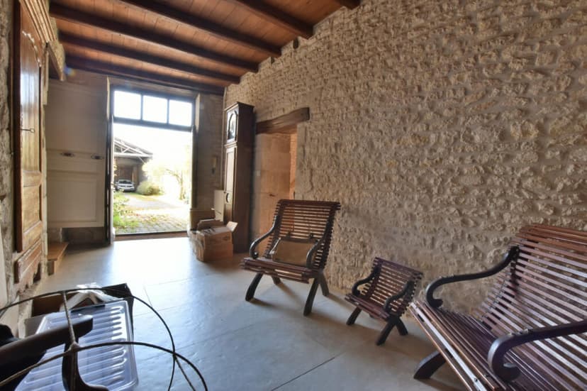 https://media.rightmove.co.uk/property-photo/88430755a/94378449/88430755a5b5467356a9ea54469e0204.jpeg