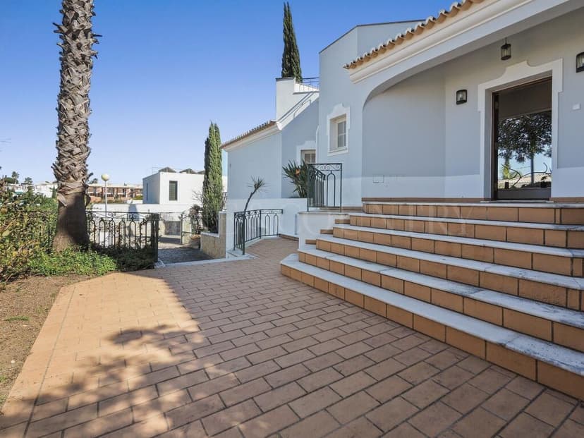 https://media.rightmove.co.uk/property-photo/8b4ca9ea4/94359786/8b4ca9ea4ab183911852d56428d1fbe6.jpeg