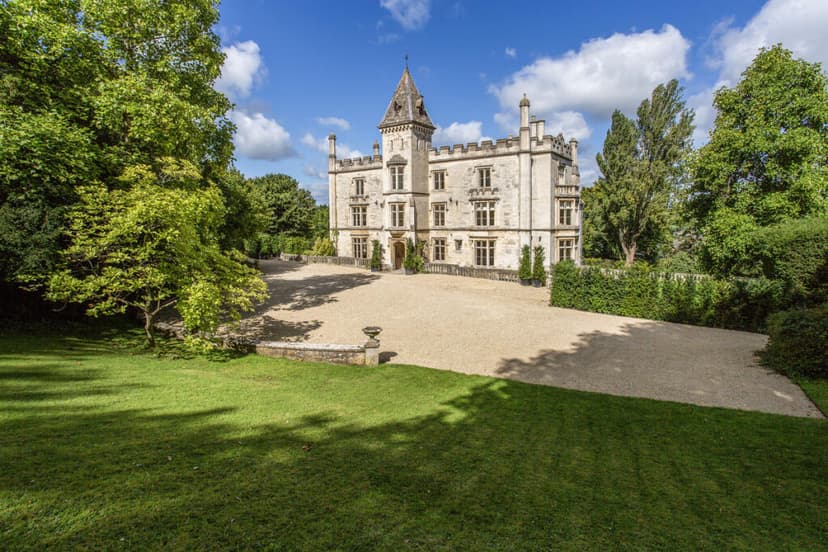 https://media.rightmove.co.uk/property-photo/a076ecaff/91724397/a076ecaff3162c60aae0e0038ed667f7.jpeg