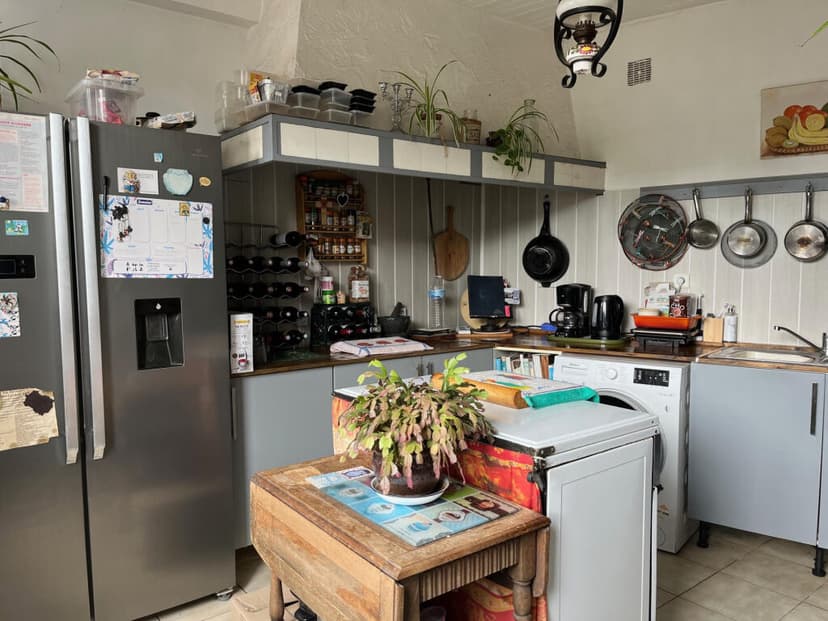 https://media.rightmove.co.uk/property-photo/a961fa440/92107221/a961fa4402547a1757eedea38769edd3.jpeg