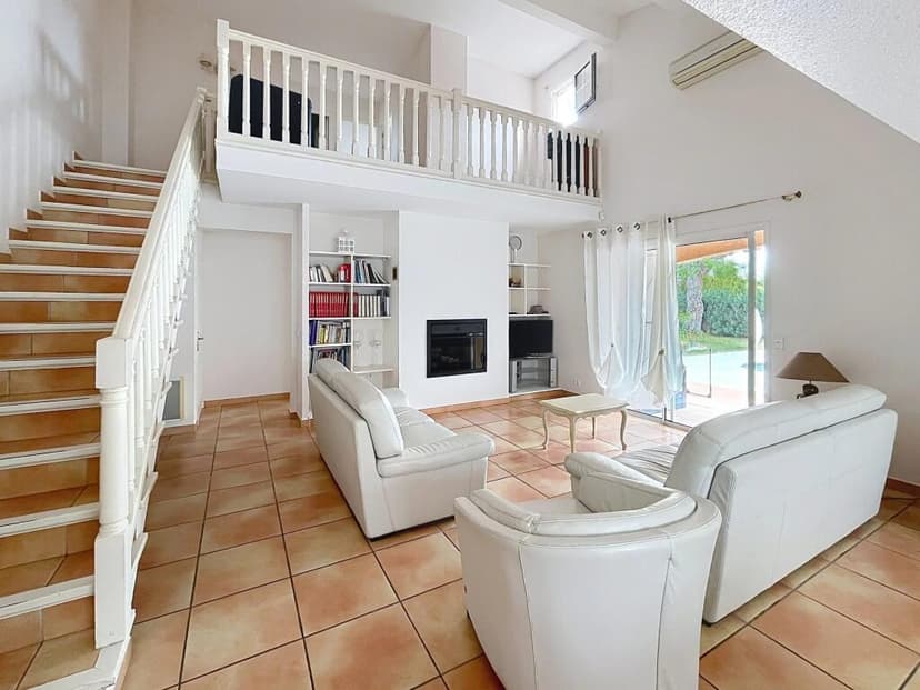 https://media.rightmove.co.uk/property-photo/b09062f21/93894054/b09062f21bc1b10adada8908f29a95d2.jpeg