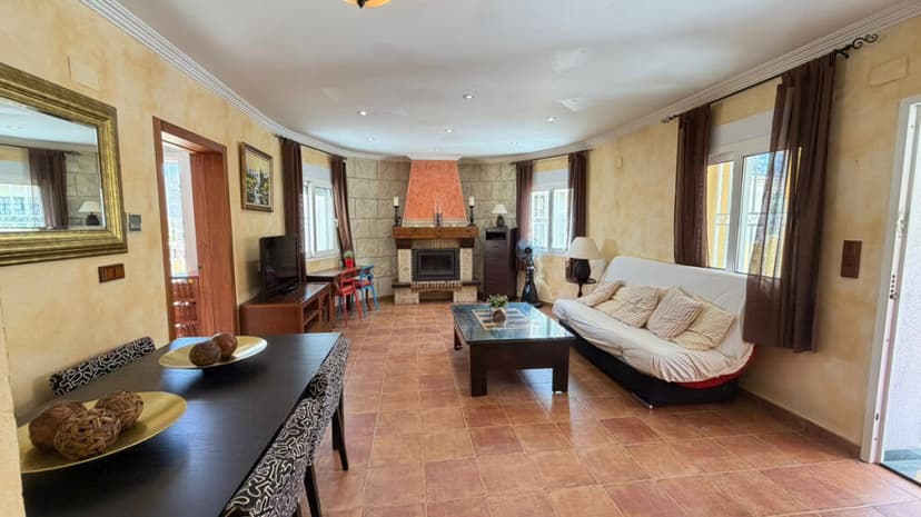 https://media.rightmove.co.uk/property-photo/c90ceefa3/92396310/c90ceefa3cffc337776638035ffb6e38.jpeg