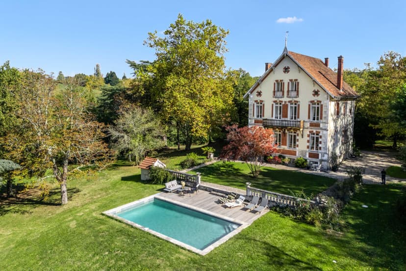 https://media.rightmove.co.uk/property-photo/c918d8ed2/92213094/c918d8ed218054c092c7aa5b25cbf9ee.jpeg