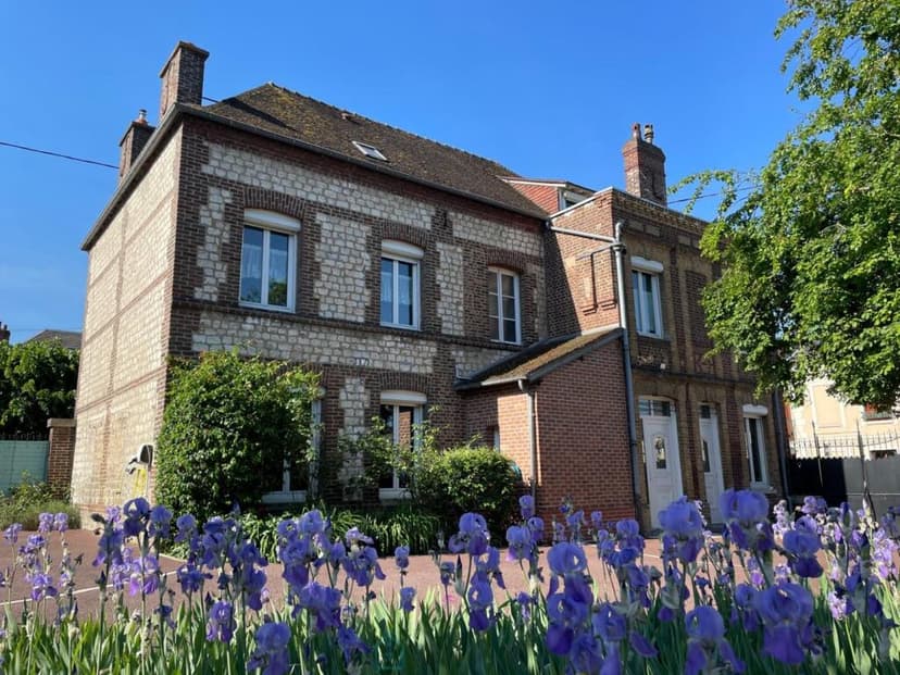 https://media.rightmove.co.uk/property-photo/da0a82536/93896382/da0a82536f9cfb2b89948f8eb90986e4.jpeg