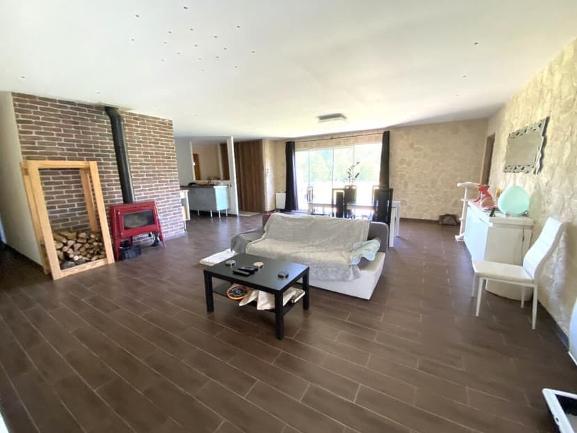 https://media.rightmove.co.uk/property-photo/de11cb231/89688075/de11cb2318e6888a84a2b69451100cc6.jpeg