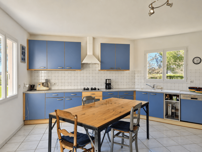 https://media.rightmove.co.uk/property-photo/e2846f633/92628831/e2846f633a6d8cd848abf0a141e661d8.png