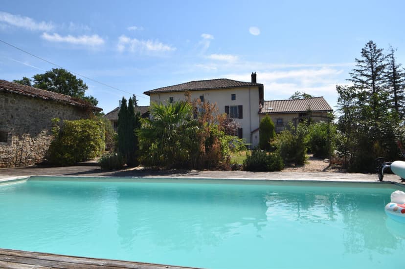 https://media.rightmove.co.uk/property-photo/e6de90f82/94381113/e6de90f821b5398eedb523216b7026b2.jpeg