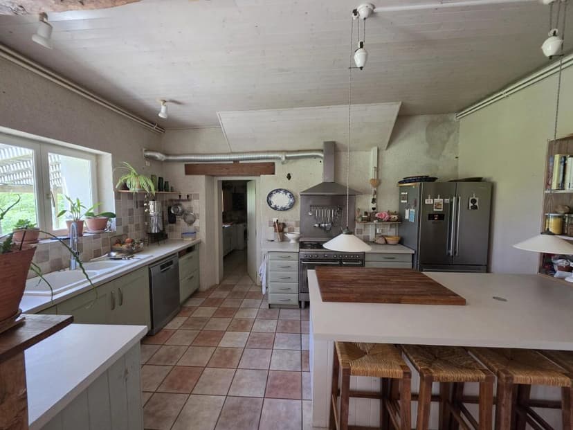 https://media.rightmove.co.uk/property-photo/e73cd2335/89459490/e73cd23356429daca5a9dbbd6e8a2a7a.jpeg
