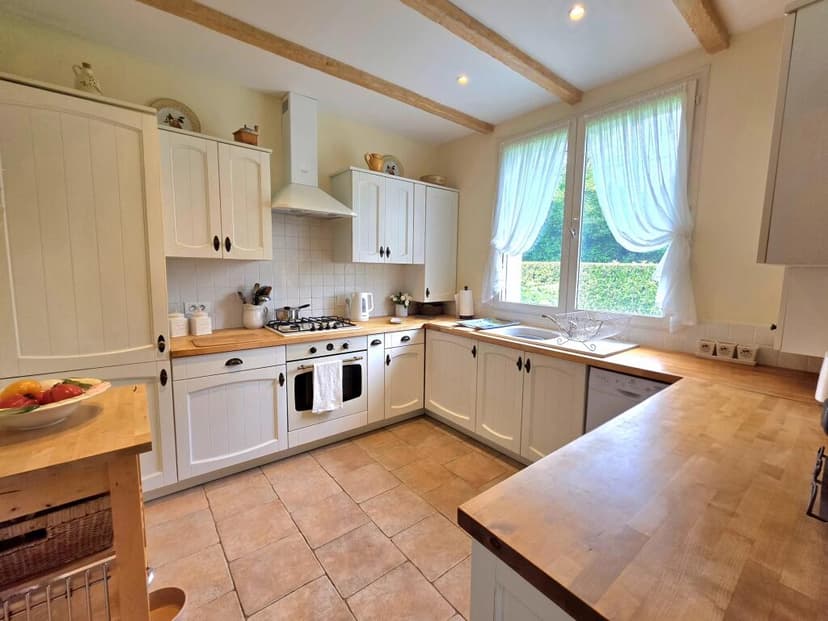 https://media.rightmove.co.uk/property-photo/ee0b82576/89663223/ee0b8257627e2314e50e3abf6c290529.jpeg