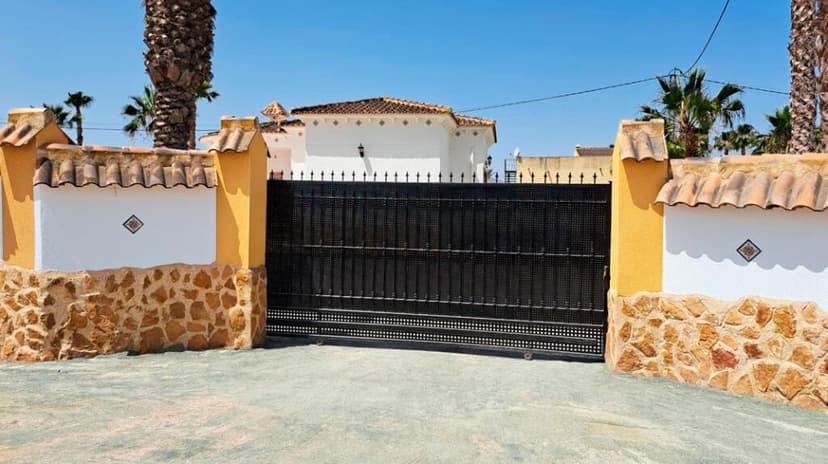 https://storage.googleapis.com/homestra-images/property-image-1bde64ba-1aaa-41d8-a46f-e45f60ef76f8-1759663440.jpg
