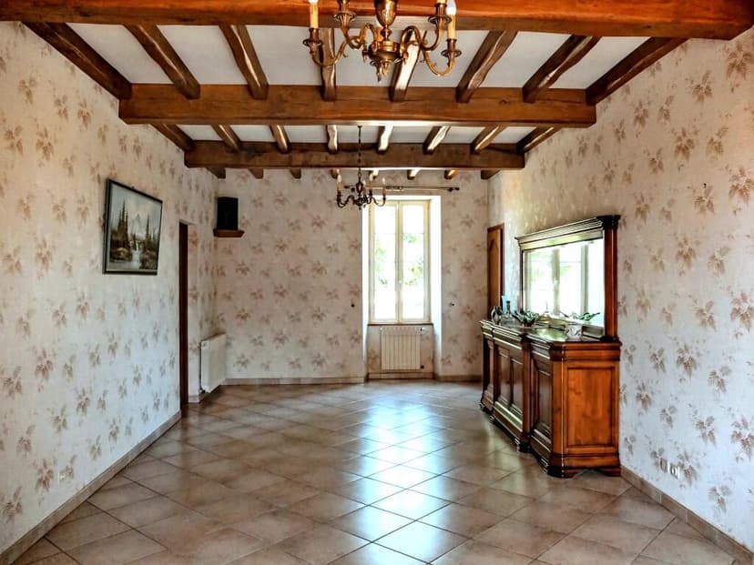 https://storage.googleapis.com/homestra-images/property-image-2d698d18-bd94-4676-89fa-df29e0a50374-1753535615.jpg