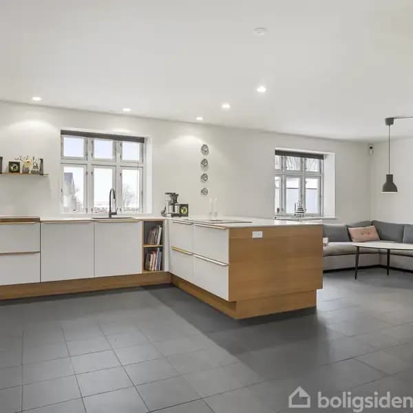 https://storage.googleapis.com/homestra-images/property-image-6fcb9a92-e05f-4ba3-8bee-c65146f6bac6-1790508094.jpg