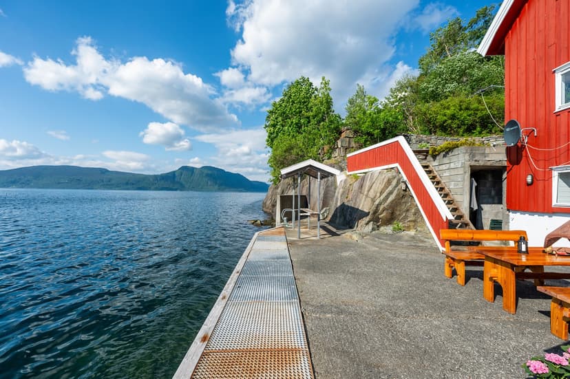 Seaside Retreat: Boathouse Cabin with Private Dock .. - Homestra