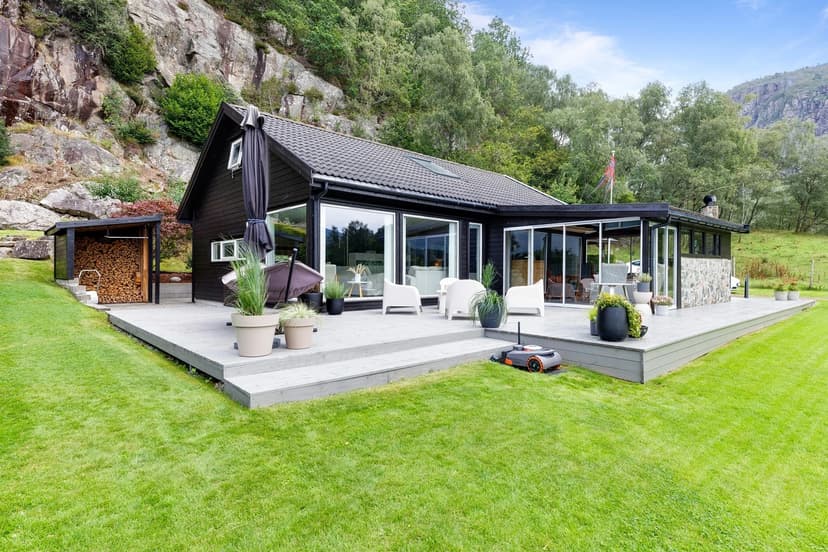https://storage.googleapis.com/homestra-images/property-image-80a8be43-82a6-4a25-b1ca-6cb82e52f9fb-1755967446.jpg