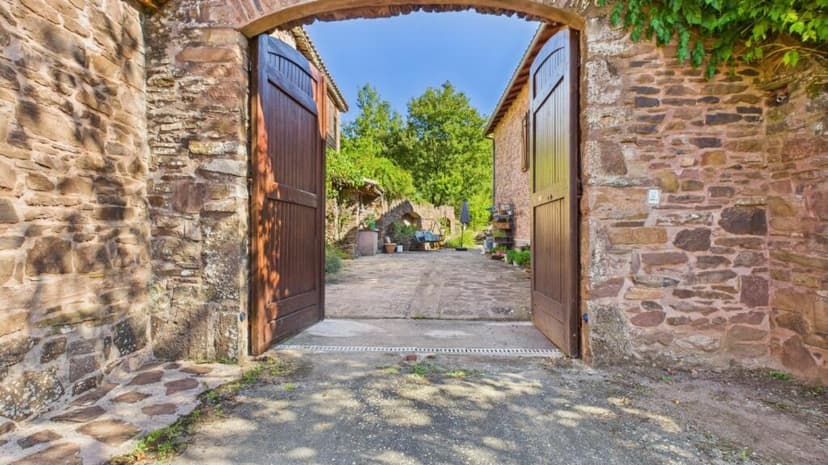 https://storage.googleapis.com/homestra-images/property-image-9b106024-a122-491f-bf68-36ac76df17ea-1759578972.jpg