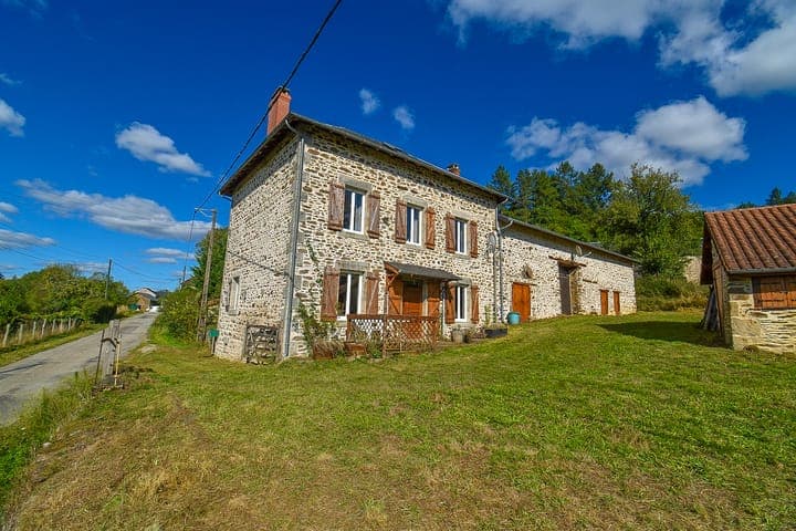 https://storage.googleapis.com/homestra-images/property-image-a5b98960-30d6-494b-b477-37c7ff2c5e6b-1761395734.jpg