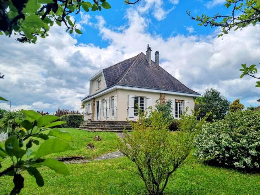 https://storage.googleapis.com/homestra-images/property-image-cb1add96-f1ed-476b-9d38-f134158d727b-1748777556.jpg