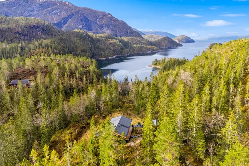 https://storage.googleapis.com/homestra-images/property-image-e0775a2c-6f6d-42ed-be88-3d7dd5fd9d14-1748517170.jpg