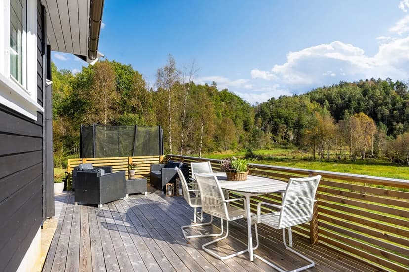 https://storage.googleapis.com/homestra-images/property-image-e089fcab-3b4d-4ea5-92b2-39bdbcbe6106-1760463573.jpg
