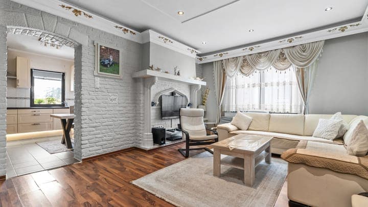 https://storage.googleapis.com/homestra-images/property-image-f0b83001-0e12-46c5-b27d-e740836d261b-1755283653.jpg