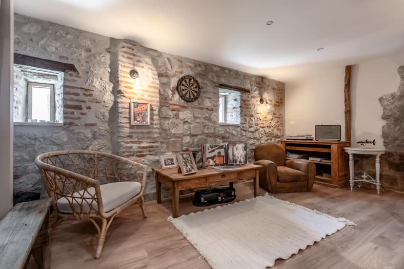 https://storage.googleapis.com/homestra-images/property-image-ff17cc4a-a9bf-4dab-9c61-0ce9784abe48-1788702145.jpg